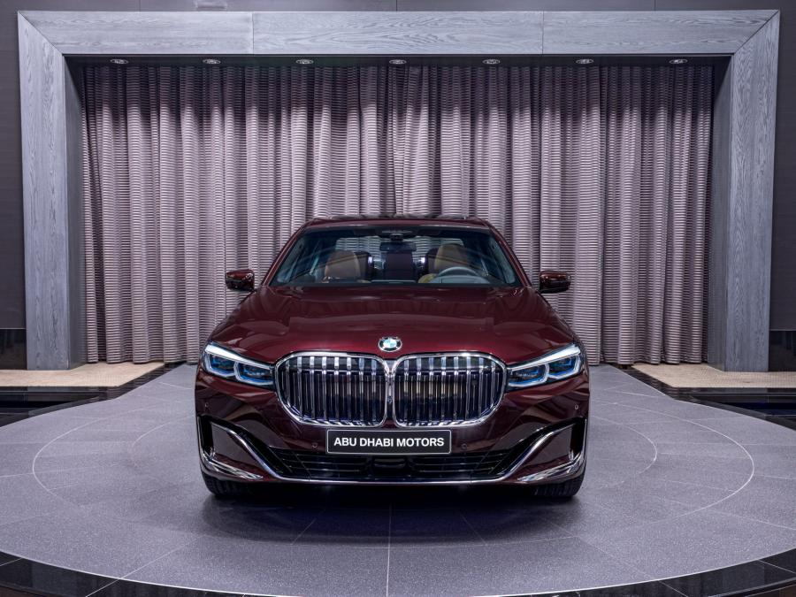  BMW 750Li xDrive (G12) 2020 года  (UAE) (фото 13 из 28)